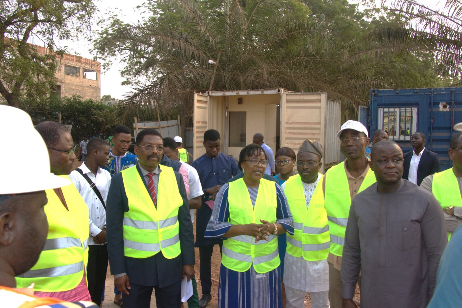 Visite de chantier du Projet CoE-EIE à l’UAC, la Ministre Eléonore YAYI LADEKAN préoccupée par l’achèvement des travaux à bonne date